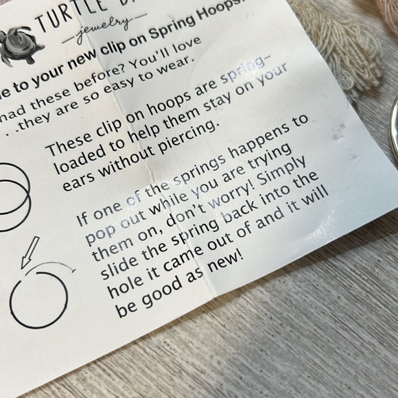 NWT Aloha Clip-On Silver Hoop Earrings - Picture 8 of 8